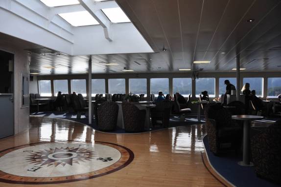 O deck principal do nosso ferry na Inside Passage, entre Junau e Sitka, no sudeste do Alaska